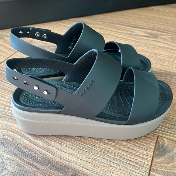 Crocs Brooklyn Low Wedge NWT - Picture 1 of 4